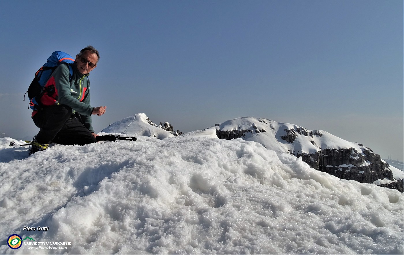 63 Sul cocuzzolo ammantato di neve con vista verso Torre di Valnegra e Pizzo Daina.JPG